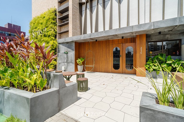 Estudios tipo condominio frente al mar con piscina en la pla