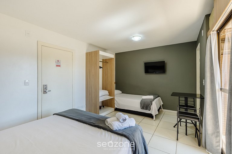 Estudio con balcón en edificio con piscina UPP0409