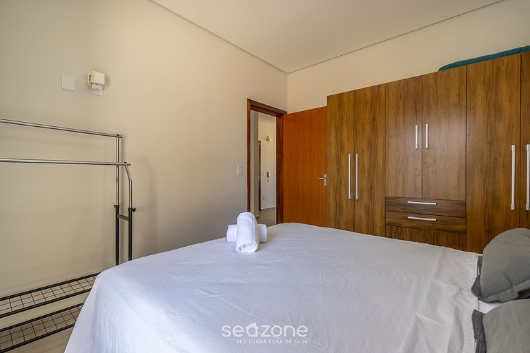 Apto c/ churrasq. e varanda a 70m da Praia ALO0201