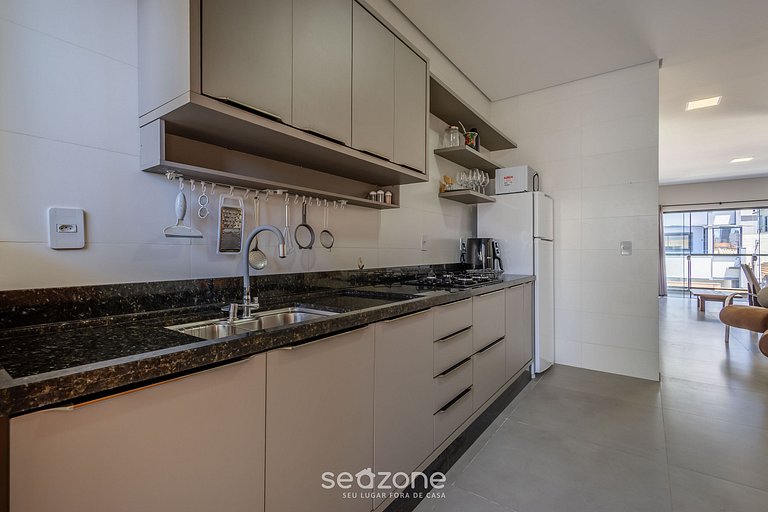 Apto c/ churrasq. e varanda a 70m da Praia ALO0201