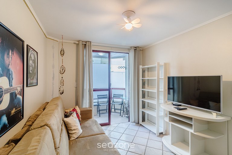 Apto c/ churrasqueira em cond. à beira-mar EVB0411