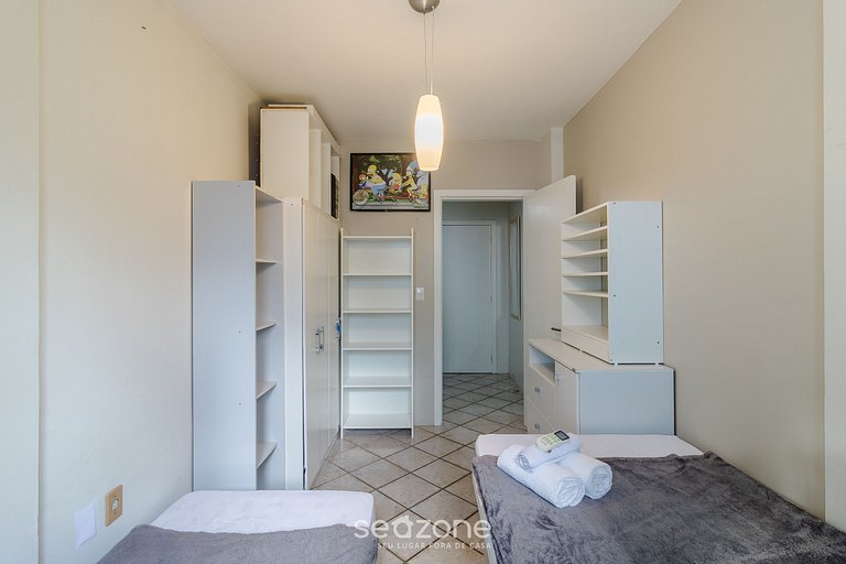 Apto c/ churrasqueira em cond. à beira-mar EVB0411