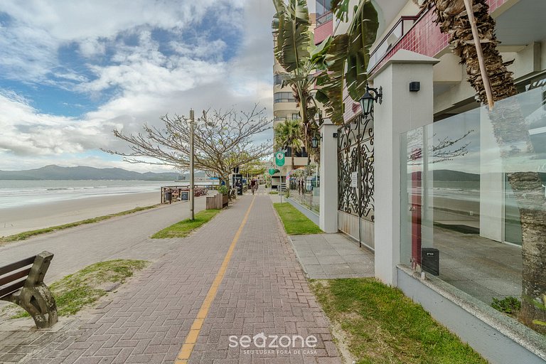 Apto pé na areia vista mar em Meia Praia EVB308