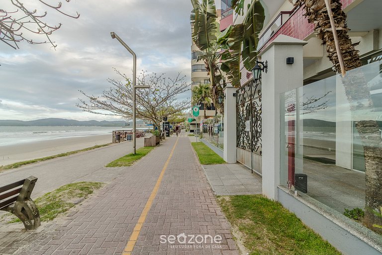 Aptos em Prédio à Beira-mar em Meia Praia, Itapema - EVBs