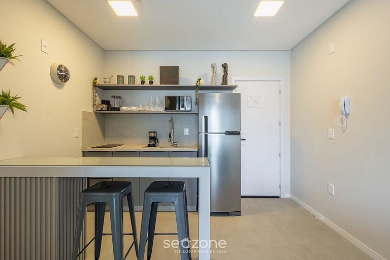 Studio moderno c/ varanda a passos do Mar FFS1402