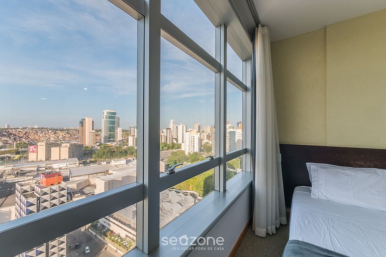 Apto en condo. c/ piscina y gimnasio IBF1607