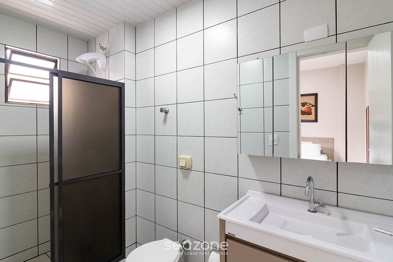 Apto c/ varanda e churrasq. a 150m do Mar EOO0203