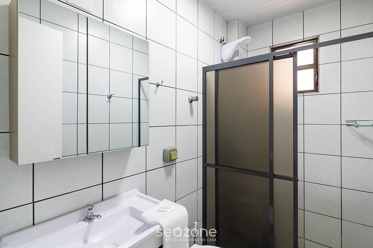 Apto c/ varanda e churrasq. a 150m do Mar EOO0203