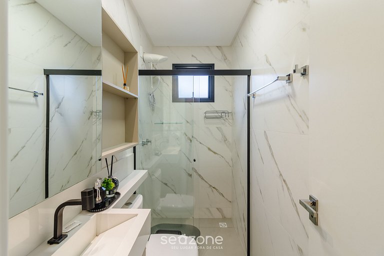 Apto c/ varanda e churrasq. a 700m do mar VNVA1305