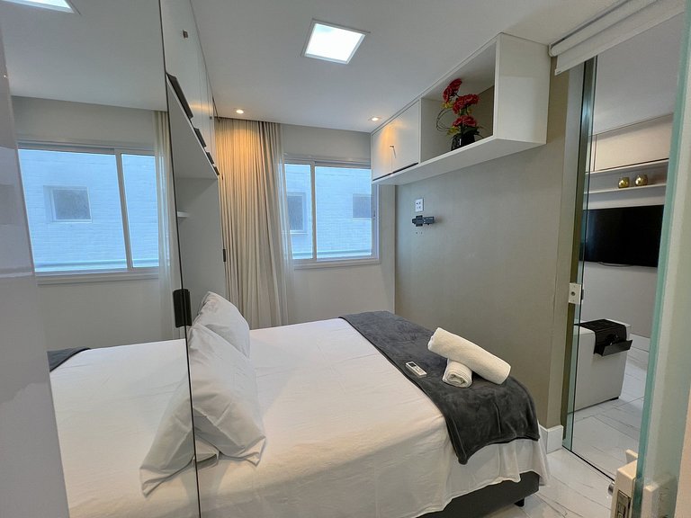 Apto a 100m da Praia em predio c/ piscina SIP0703