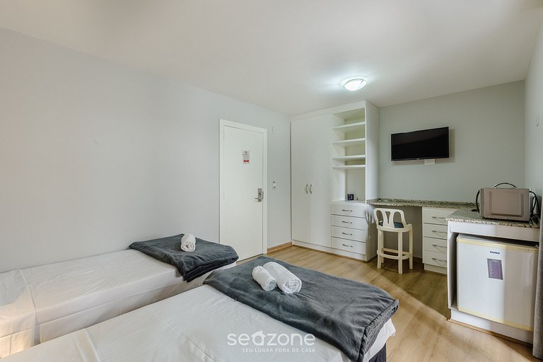 Studio c/ piscina coberta no prédio UPP0412