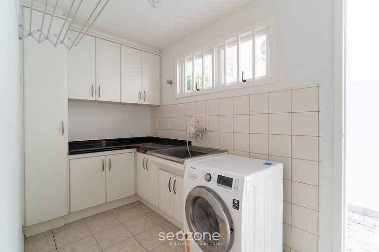 Casa c/ piscina e churrasq. em Jurerê - ROM0591