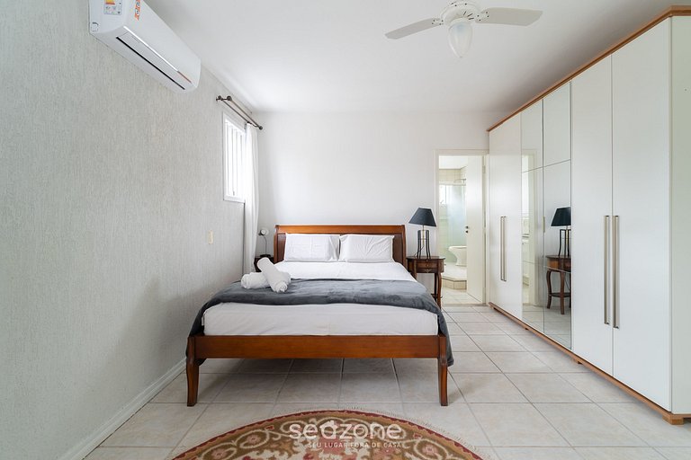 Casa c/ piscina e churrasq. em Jurerê - ROM0591