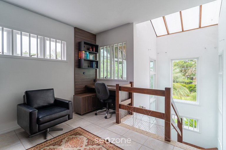 Casa c/ piscina e churrasq. em Jurerê - ROM0591