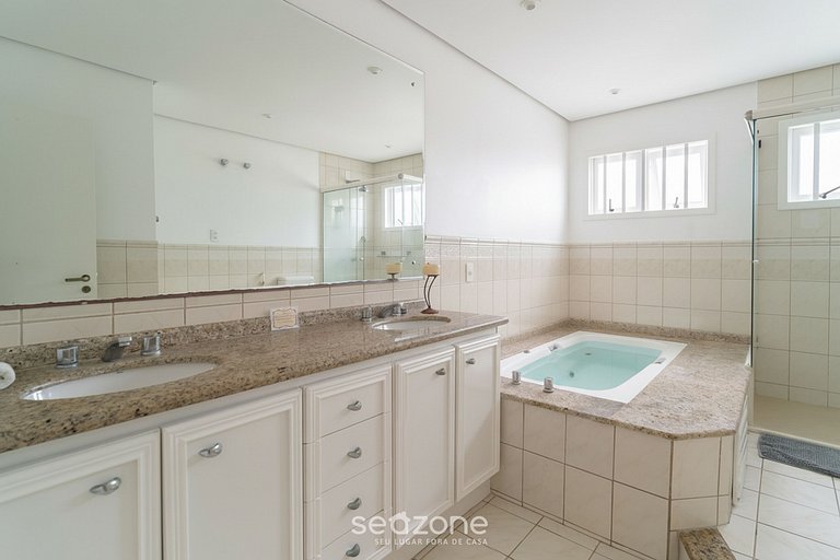 Casa c/ piscina e churrasq. em Jurerê - ROM0591