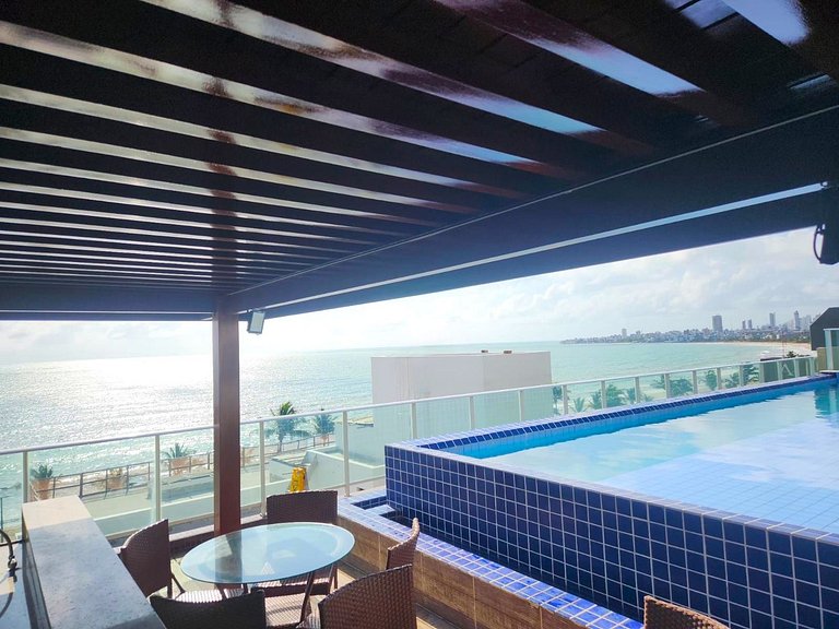 Sua estadia completa com piscina na cobertura, a 40m da prai