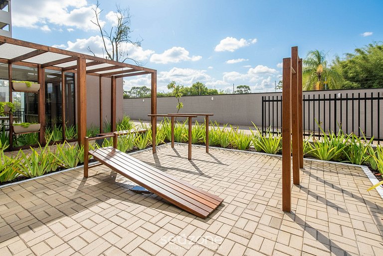 Aptos completos em prédio com piscina a 400m da Praia de Piç