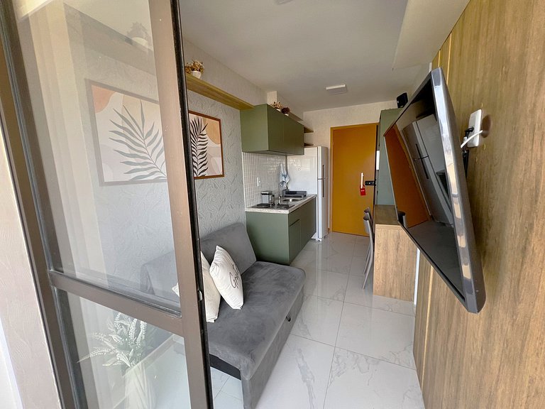 Apto c/ varanda a 750m da orla de Salvador SMT0518