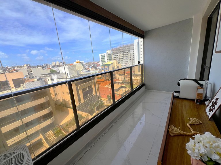 Apto c/ varanda a 750m da orla de Salvador SMT0518