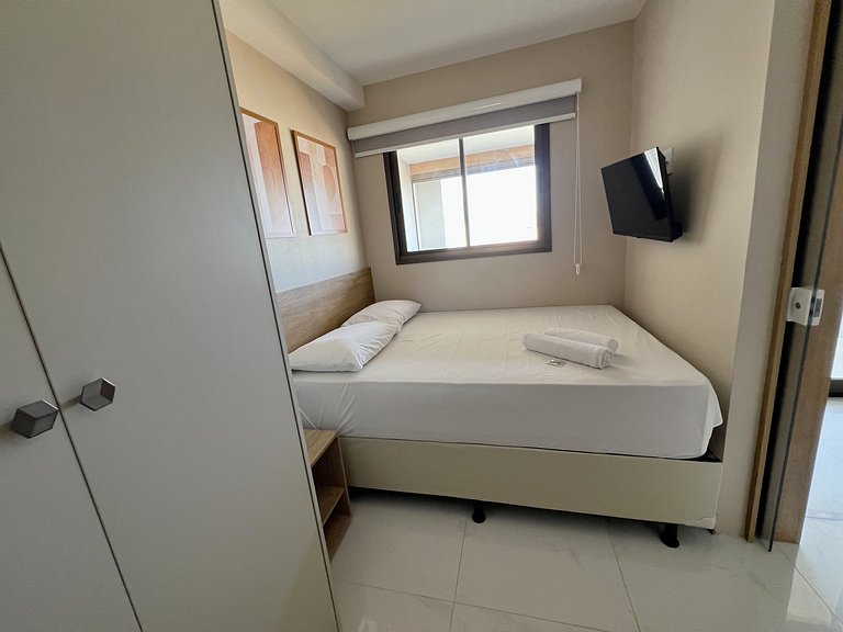 Apto c/ varanda a 750m da orla de Salvador SMT0518