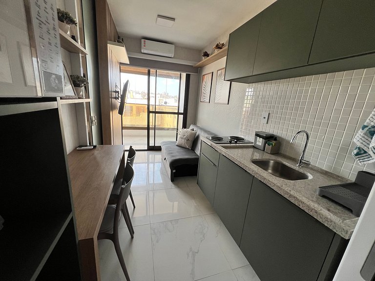 Apto c/ varanda a 750m da orla de Salvador SMT0518