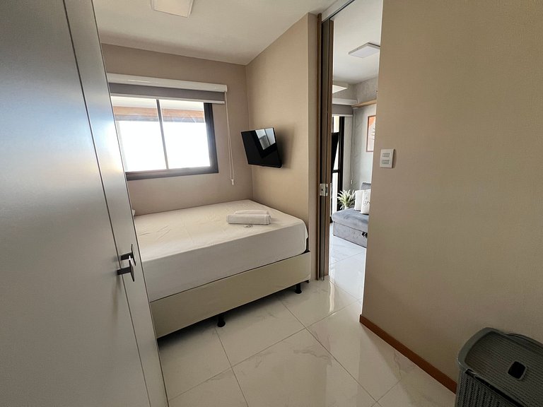 Apto c/ varanda a 750m da orla de Salvador SMT0518