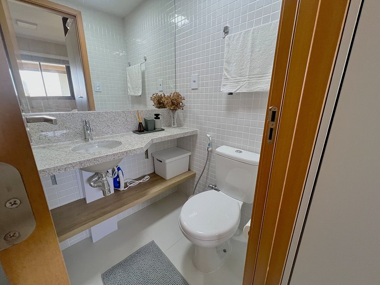 Apto c/ varanda a 750m da orla de Salvador SMT0518