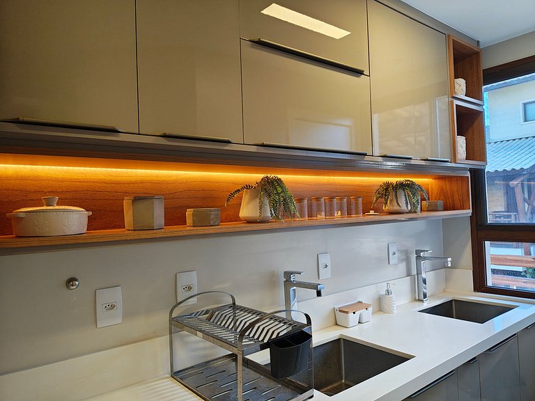 Casa 3 Suítes em Cond. c/ Piscina VLN0116