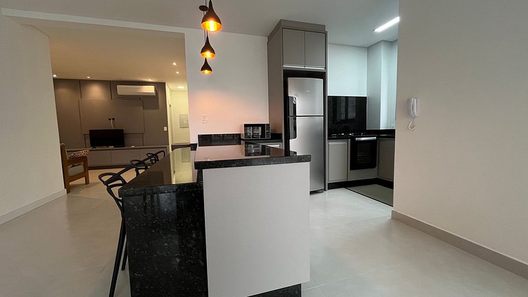 Apto c/ 3 suítes e churrasq. a 90m do mar RIH0901