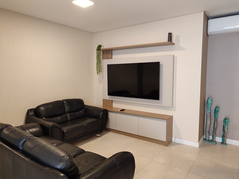 Apto c/ varanda e churrasq. a 550m do Mar LLE0104