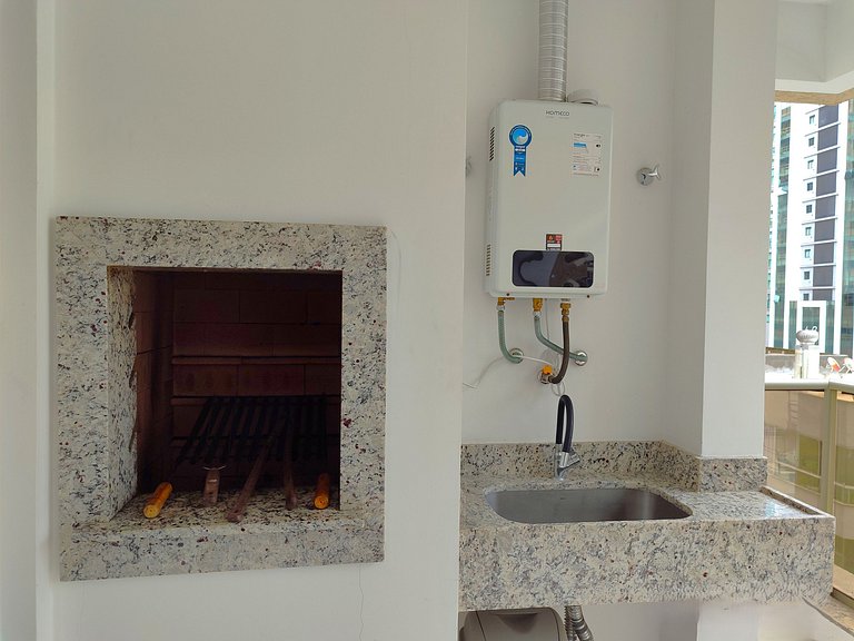 Apto c/ varanda e churrasq. a 550m do Mar LLE0104