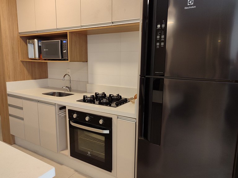 Apto c/ varanda e churrasq. a 550m do Mar LLE0104