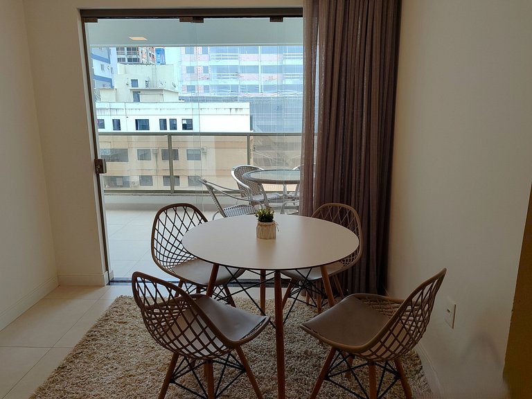 Apto c/ varanda e churrasq. a 550m do Mar LLE0104