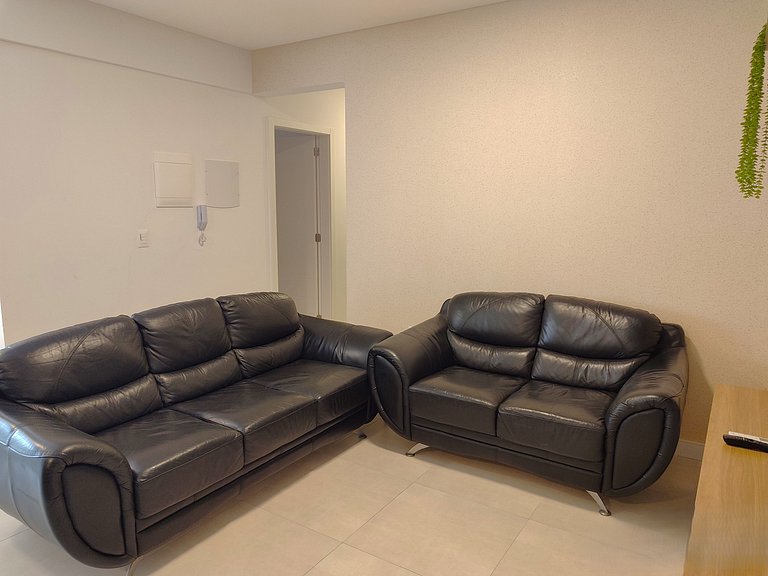 Apto c/ varanda e churrasq. a 550m do Mar LLE0104