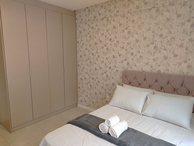 Apto c/ varanda e churrasq. a 550m do Mar LLE0104