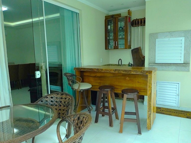 Apto c/ churrasq. e varanda, 450m da Praia SIT1202