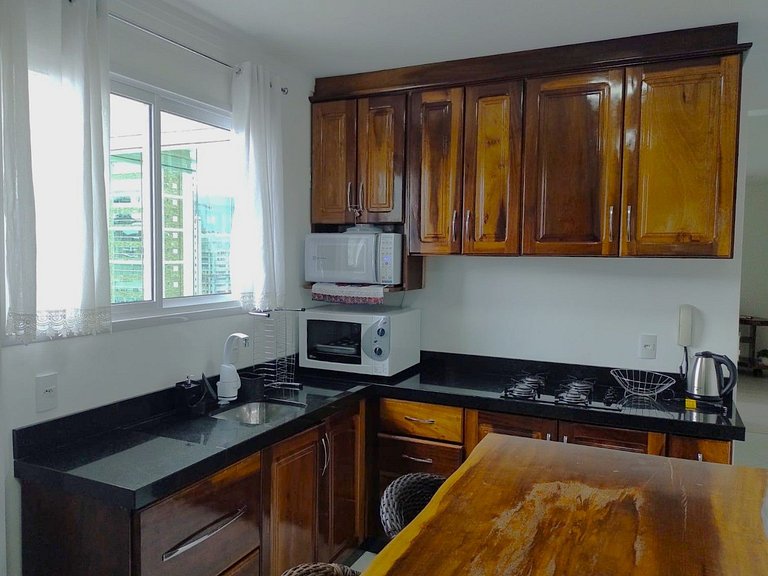 Apto c/ churrasq. e varanda, 450m da Praia SIT1202