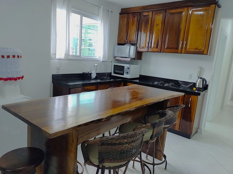 Apto c/ churrasq. e varanda, 450m da Praia SIT1202