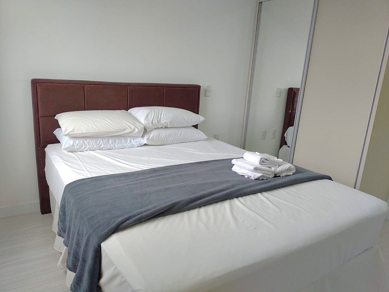 Apto c/ churrasq. e varanda, 450m da Praia SIT1202