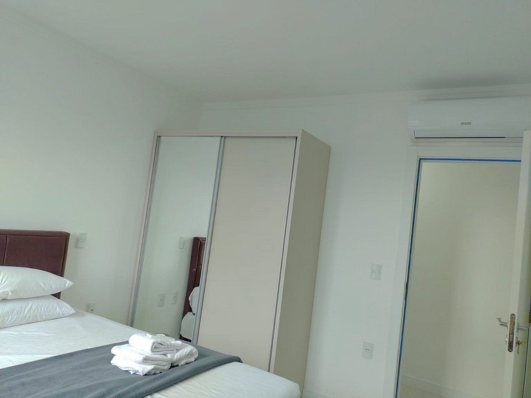 Apto c/ churrasq. e varanda, 450m da Praia SIT1202