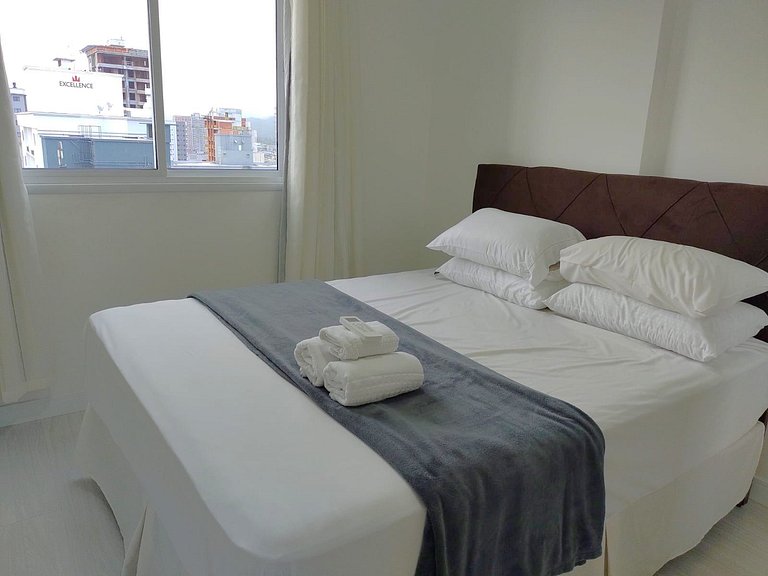 Apto c/ churrasq. e varanda, 450m da Praia SIT1202