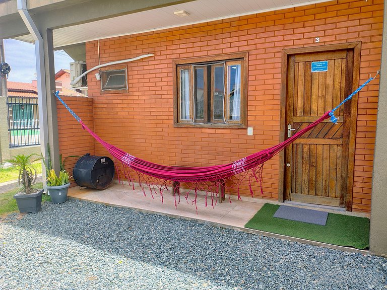 Studio c/ varanda e churrasq., 350m do Mar MHK0003