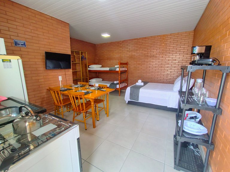 Studio c/ varanda e churrasq., 350m do Mar MHK0003