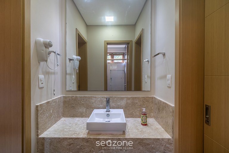 Apto c/ varanda espaçosa à beira-mar – VVA0201