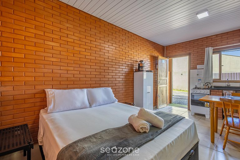 Studio c/ varanda e churrasq., 350m do Mar MHK0003