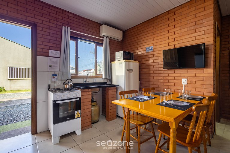 Studio c/ varanda e churrasq., 350m do Mar MHK0003