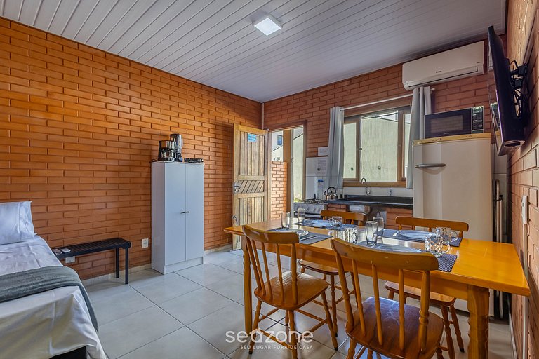 Studio c/ varanda e churrasq., 350m do Mar MHK0003