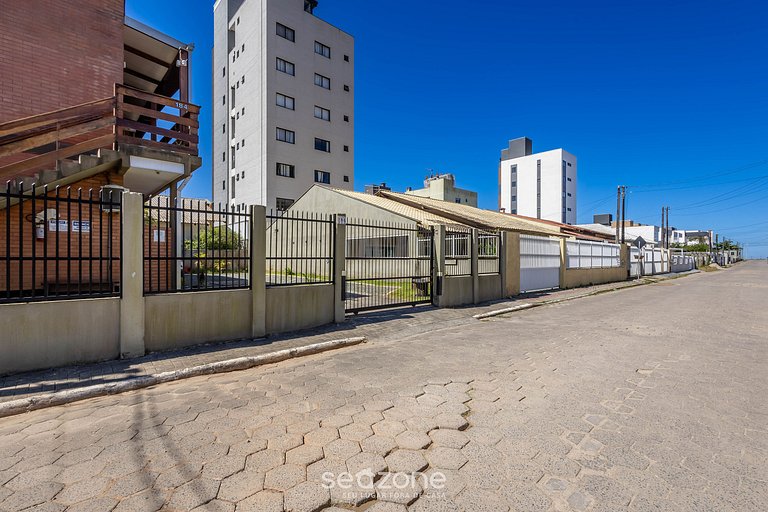 Sua estadia completa a 350m da Praia de Balneário Piçarras -