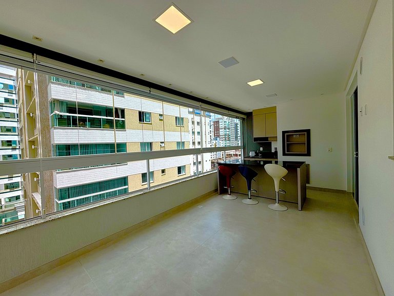 Apto c/ varanda gourmet a 450m da praia REB0802