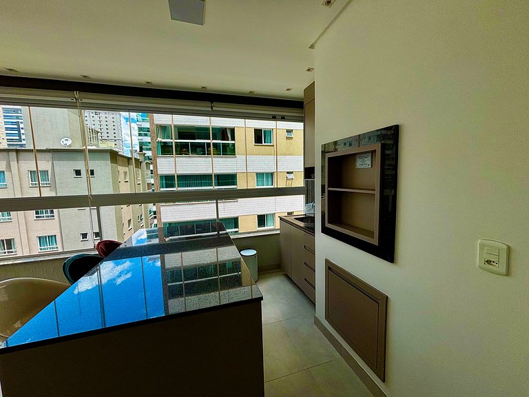 Apto c/ varanda gourmet a 450m da praia REB0802